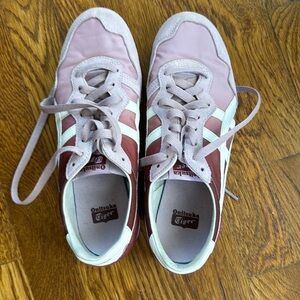 In great condition women’s OnitsukaTiger shoes sz 8M
